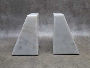 Group of marble decorator pieces, including Globe West bookends - 4