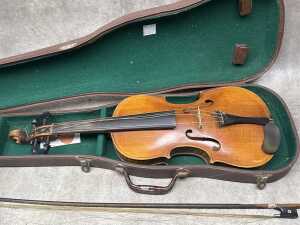 Antique violin in case. In the style of Joseph Guarnerius 1717. - 2