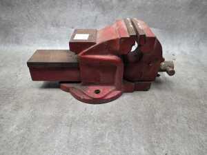 Heavy duty cast bench vice