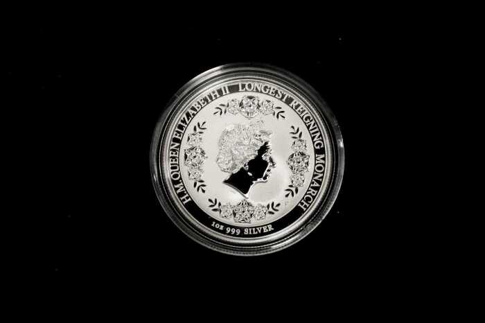 Her Majesty Queen Elizabeth II Longest Reigning Monarch 2015 $1 silver proof coin, 31.14g 99.9% pure silver