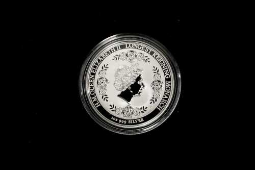 Her Majesty Queen Elizabeth II Longest Reigning Monarch 2015 $1 silver proof coin, 31.14g 99.9% pure silver