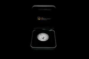 Her Majesty Queen Elizabeth II Longest Reigning Monarch 2015 $1 silver proof coin, 31.14g 99.9% pure silver - 3