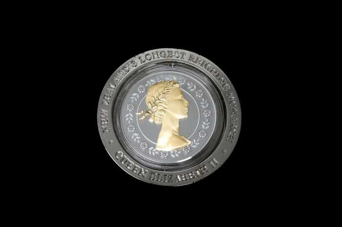 Queen Elizabeth II New Zealand's Longest Reigning Monarch 2015 NZ $1 silver proof coin 1oz