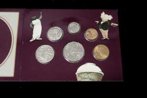 Three eight-coin uncirculated sets and two six-coin uncirculated sets - 2