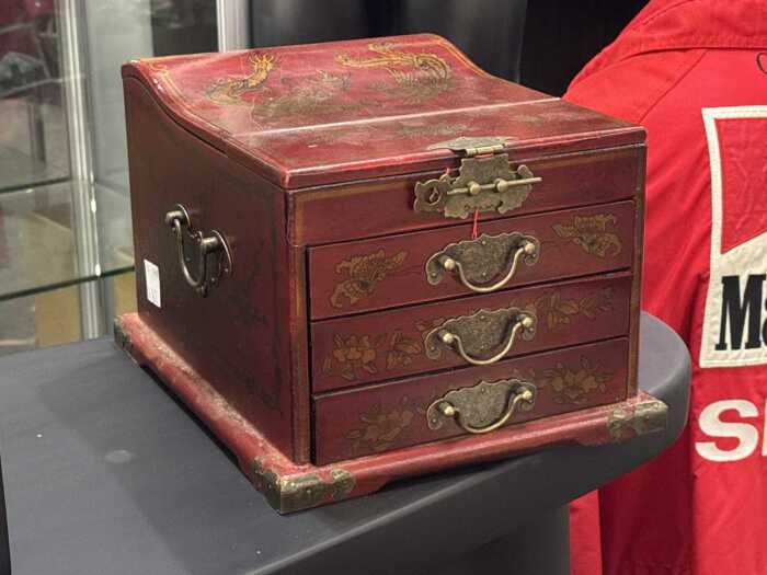 Chinese lacquer three-drawer jewellery box with mirror