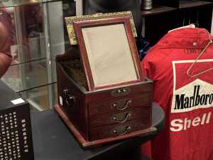 Chinese lacquer three-drawer jewellery box with mirror - 2