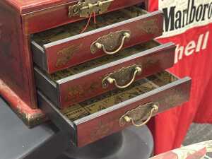 Chinese lacquer three-drawer jewellery box with mirror - 3