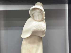 Carved marble regency-style lady figure - 2