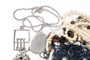 A collection of costume jewellery - 2