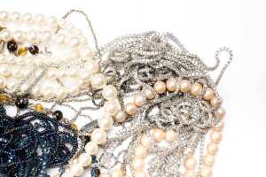 A collection of costume jewellery - 3
