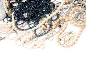 A collection of costume jewellery - 4