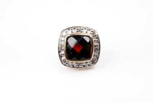 A pair of garnet and diamond earrings in 9 carat yellow gold - 2