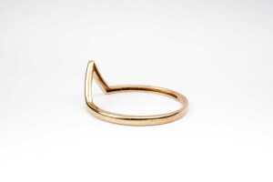 A V shape ring in 9 carat yellow gold - 3