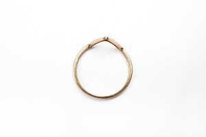 A V shape ring in 9 carat yellow gold - 4