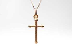 A cross pendant on a trace link chain in 9 carat yellow gold - 2