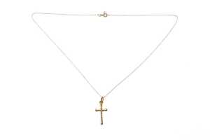 A cross pendant on a trace link chain in 9 carat yellow gold - 3