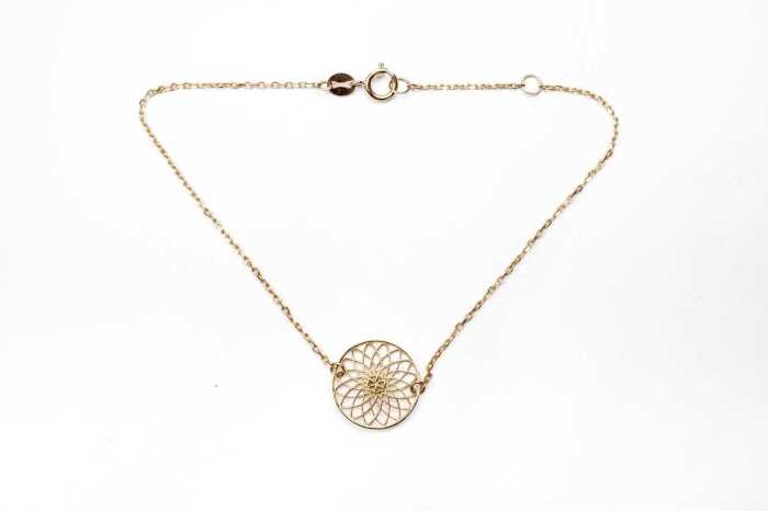 A bracelet in 9 carat yellow gold