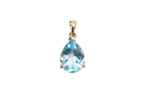 A blue topaz pendant in 9 carat yellow gold