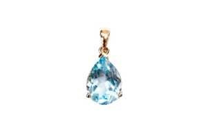 A blue topaz pendant in 9 carat yellow gold