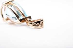 A blue topaz pendant in 9 carat yellow gold - 4