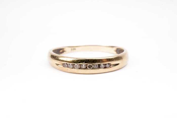 A diamond band in 9 carat yellow gold
