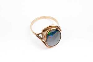 A damaged opal triplet ring in 9 carat yellow gold - 2