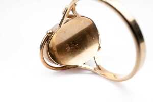 A damaged opal triplet ring in 9 carat yellow gold - 5