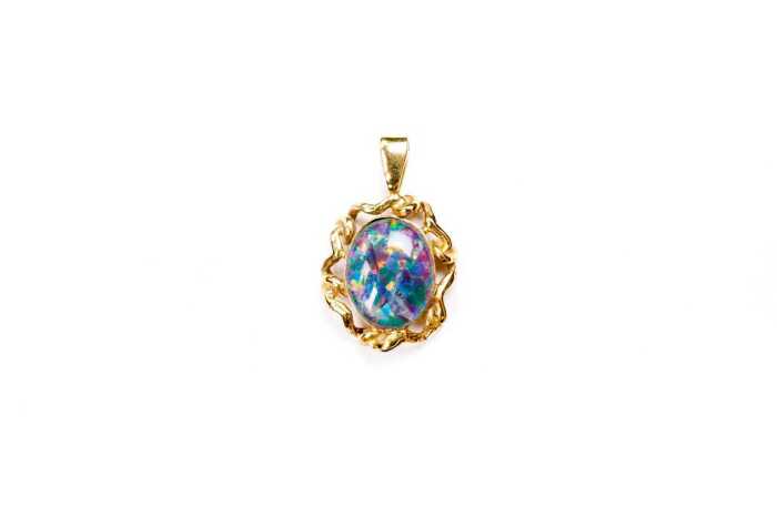 A triplet opal pendant in 9 carat yellow gold