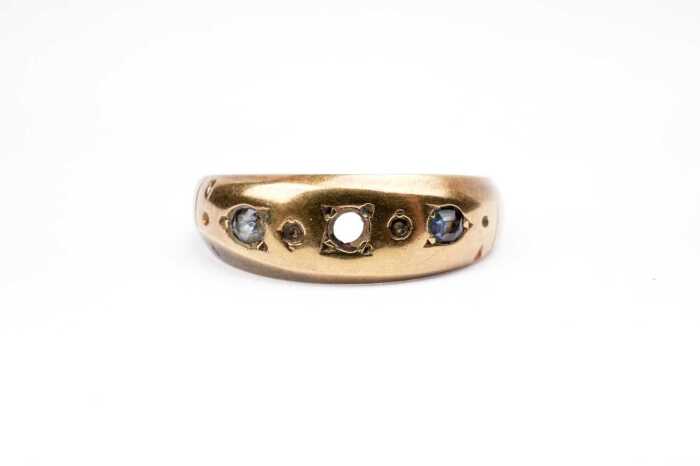 An antique sapphire ring in 15 carat yellow gold
