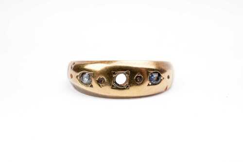 An antique sapphire ring in 15 carat yellow gold