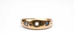 An antique sapphire ring in 15 carat yellow gold