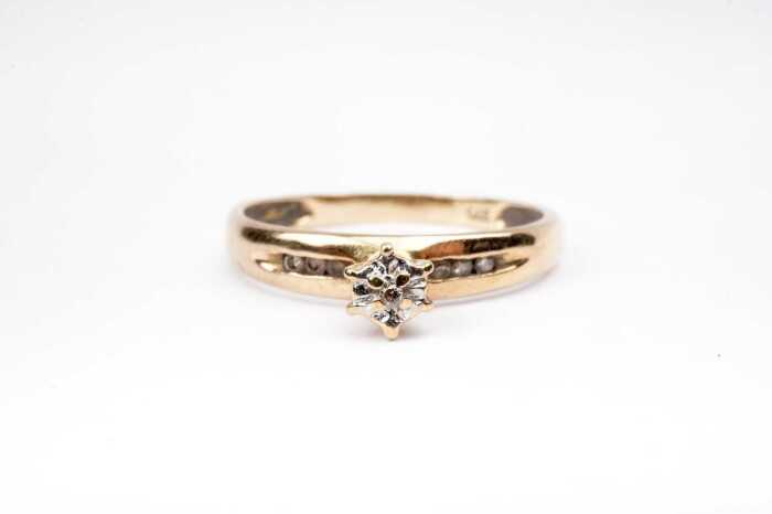 A diamond ring in 9 carat yellow gold