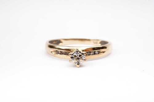 A diamond ring in 9 carat yellow gold