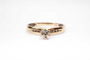 A diamond ring in 9 carat yellow gold