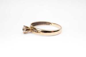A diamond ring in 9 carat yellow gold - 3