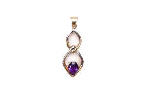 An amethyst pendant in 9 carat yellow gold