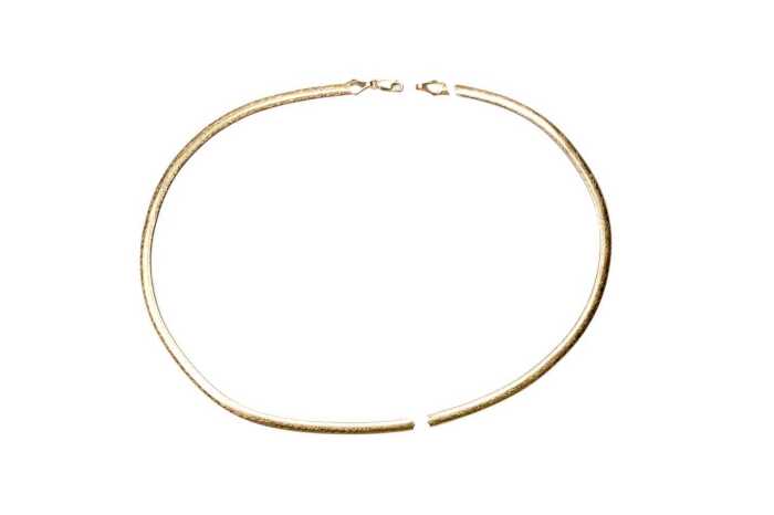 A broken serpentine necklace in 9 carat yellow gold