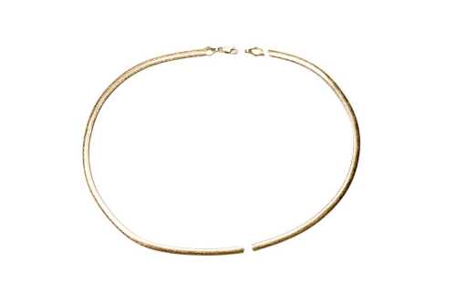 A broken serpentine necklace in 9 carat yellow gold