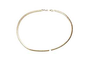 A broken serpentine necklace in 9 carat yellow gold