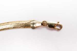 A broken serpentine necklace in 9 carat yellow gold - 5