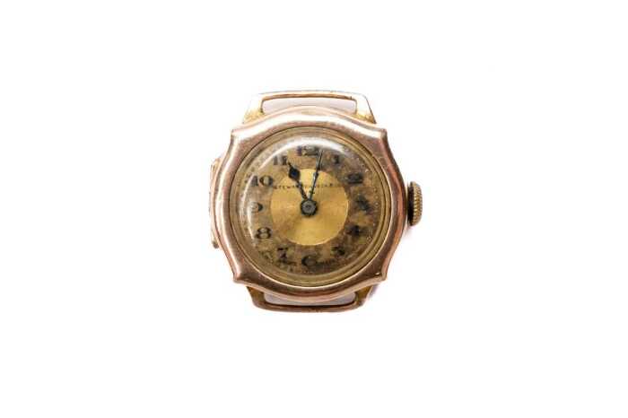 An antique ladies watch in 9 carat yellow gold