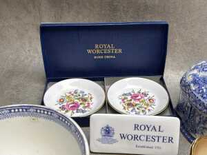 Assorted porcelain and ceramics, mainly English, including Royal Worcester dealer plaques - 4