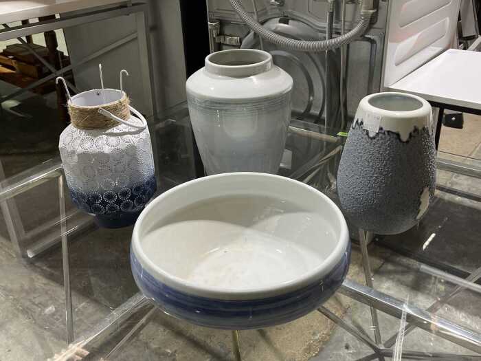 Four modern art ceramic vases - In blue tones with a lantern