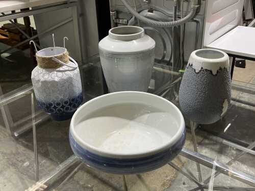 Four modern art ceramic vases - In blue tones with a lantern