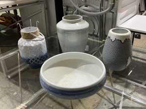 Four modern art ceramic vases - In blue tones with a lantern