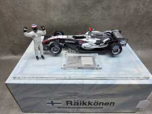Hot wheels 2005 McLaren Mercedes 1:18 scale model car - 2