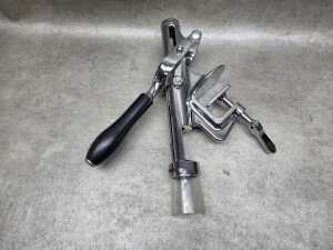 Wine bottle opener - table-mounted - 2