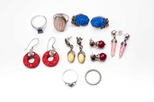 A collection of jewellery in sterling silver