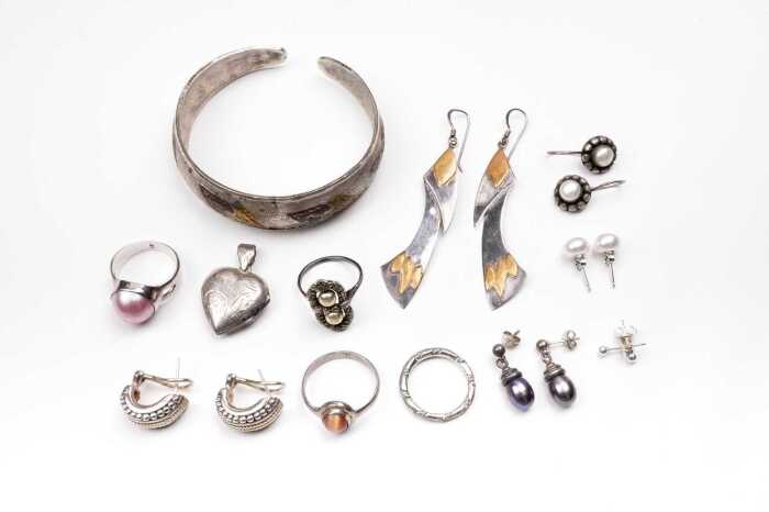 A collection of jewellery in sterling silver