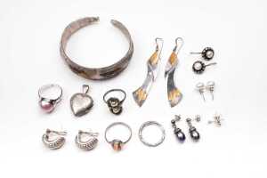 A collection of jewellery in sterling silver